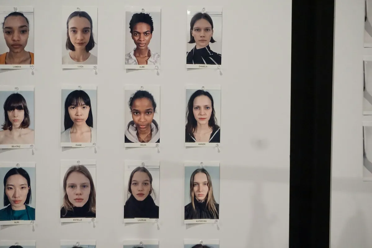 Duvara asılmış oyuncu adaylarının portre fotoğrafları