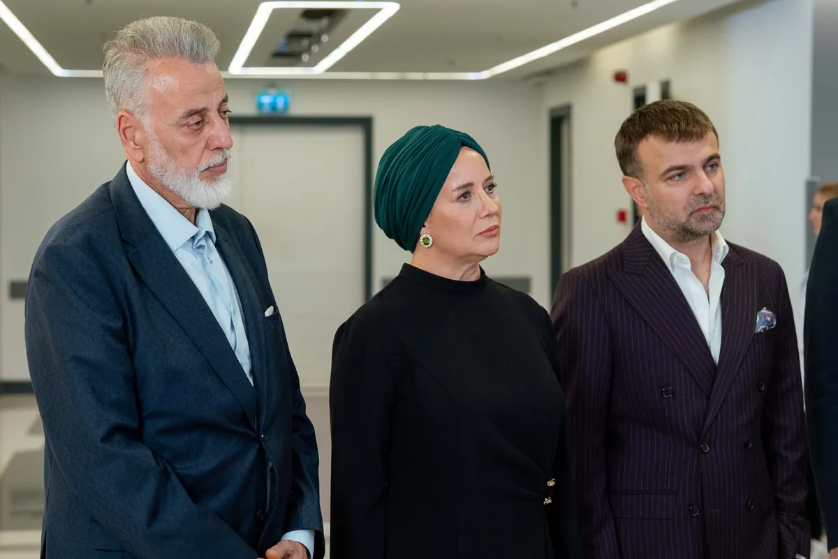 Kızılcık Şerbeti dizisinden, hastane koridorunda endişeyle bekleyen üç karakter