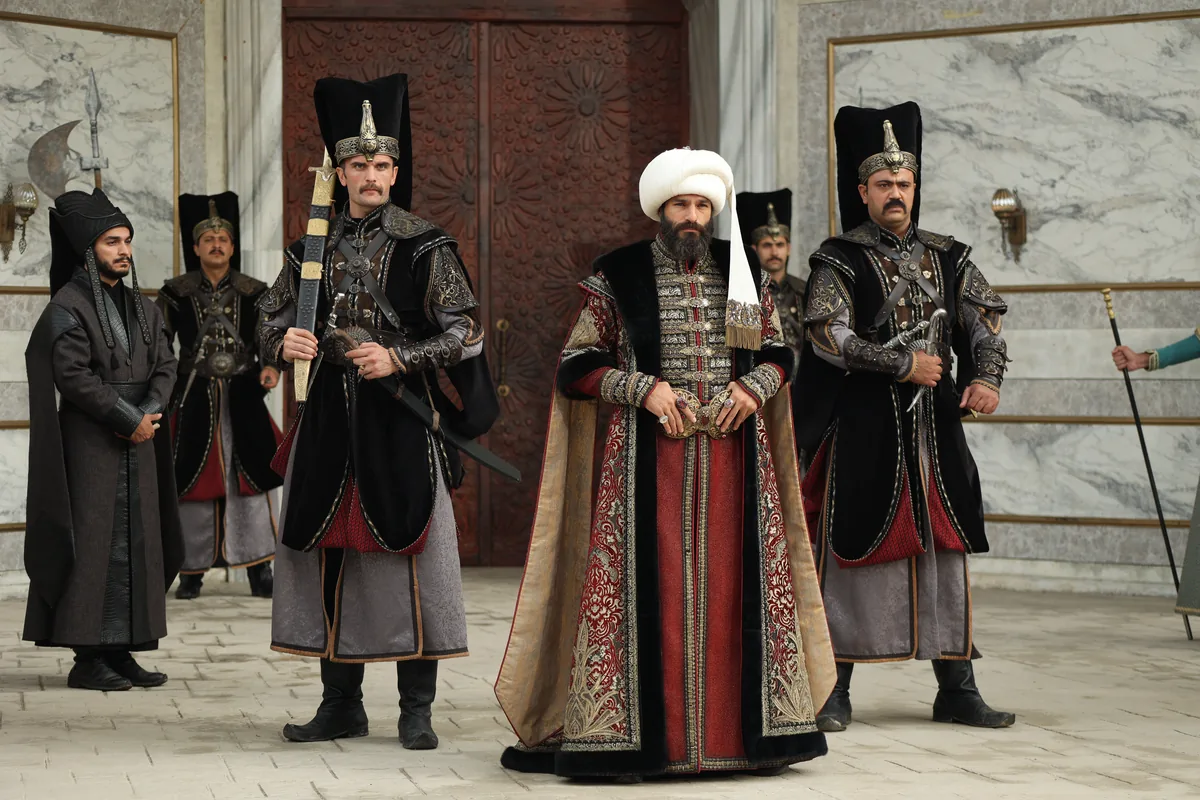 Mehmed: Fetihler Sultanı dizisinde saray kapısı önünde muhafızlarıyla duran padişah